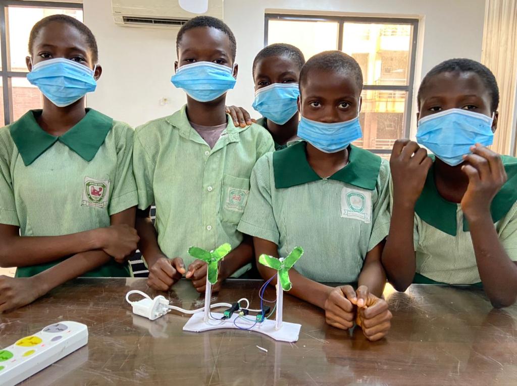 5 students on nosemask